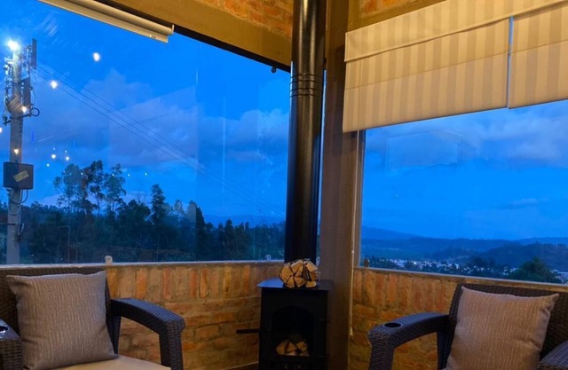 Romantic cabin with city view, 10 min from downtown