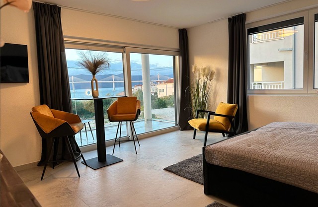 Romantic coastal apartment with sea views