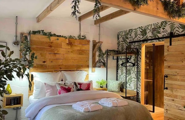 ROMANTIC COLONIAL LODGE WITH HOT TUB, RURAL CHESHIRE