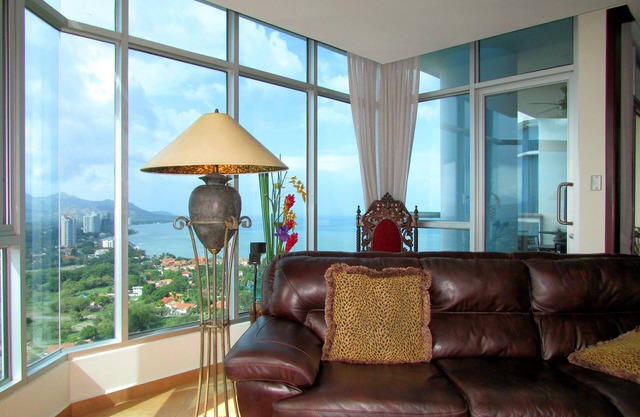 Romantic Condo overlooking Golf course and Pacific ocean