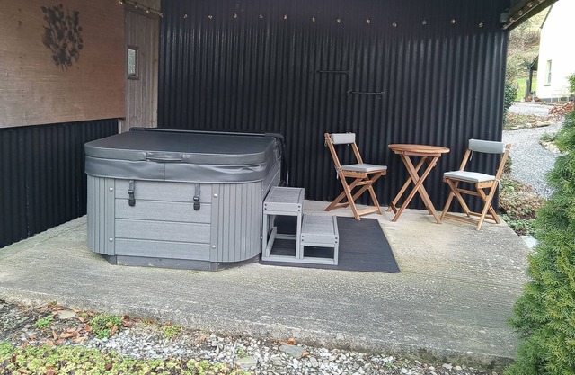 Romantic cosy railway carriage with hot tub and garden.