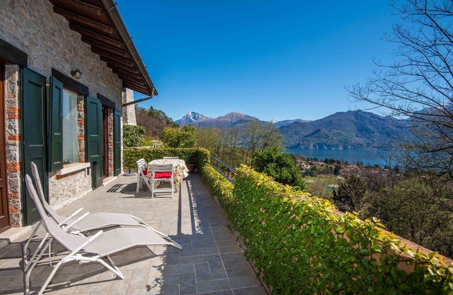 Romantic cottage on Lake Como