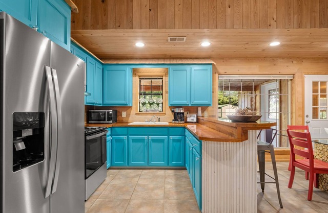 Romantic Cottage + Pond, Firepit & Comfy King Beds with Gated 3 Acres