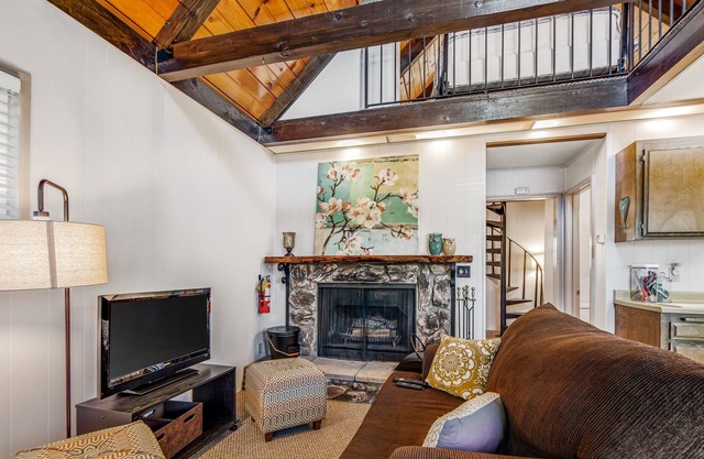 Romantic Cottage with Dog-Friendly Yard - Internet, Fireplace, Snowbird-Friendly
