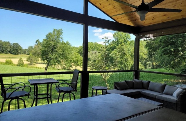 Romantic Couples Cottage, Large Covered Deck with Hot Tub, TV, Couches, Firepit