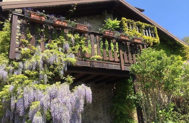 romantic detached villa overlooking the lake, with patio and beautiful terrace