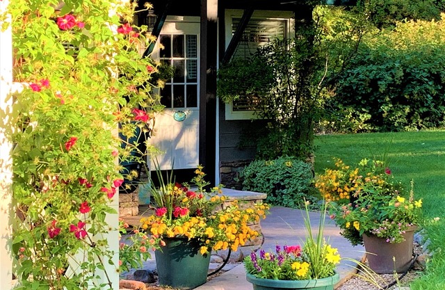 ROMANTIC ENCHANTED COTTAGE WITH PRIVATE HOT TUB & POOL ACCESS ON PRIVATE RANCH
