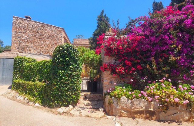 romantic Country house in the hills of Cas Concos, 8 pers., pool, A/C, Wifi