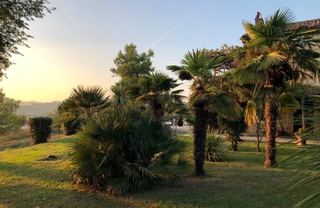 Romantic Farmhouse with pool and great garden, 30 minutes to the beach.
