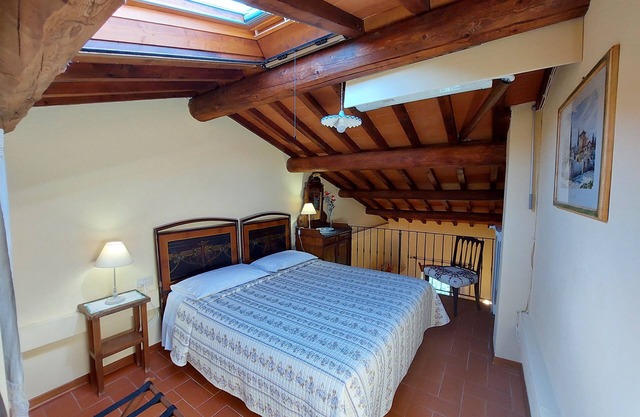 Romantic flat in villa, in the hills of Florence, countryside, pool, relax.