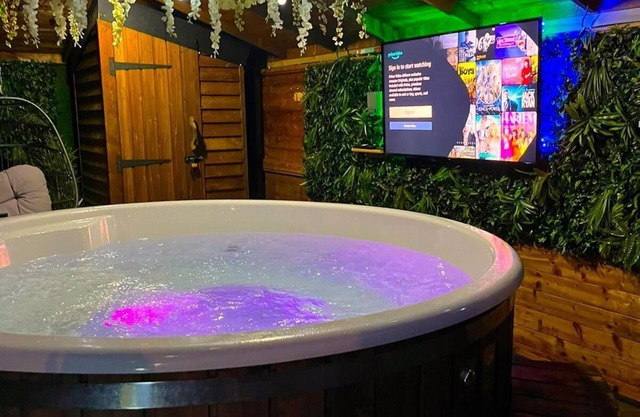 Romantic Shepards Hut With Hot Tub