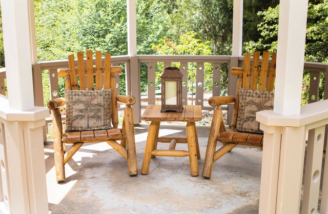 Romantic Getaway at Crestview Pond Estate