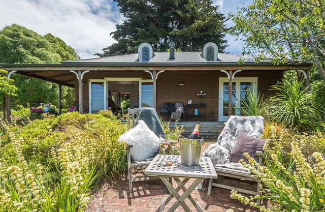 Romantic Getaway on Stunning Farmland - pet friendly