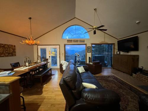 Romantic Getaway or Family Vacay with Mountain Views & Hot Tub