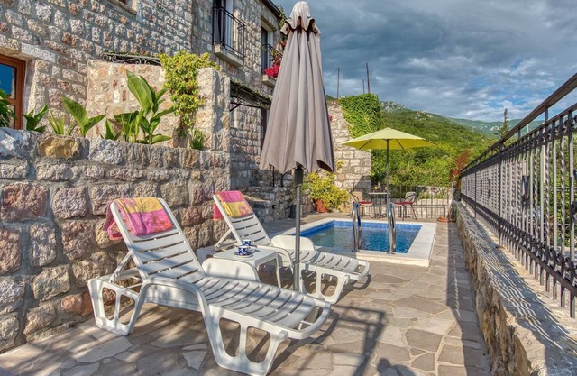 Romantic Getaway Villa Ariel with Pool