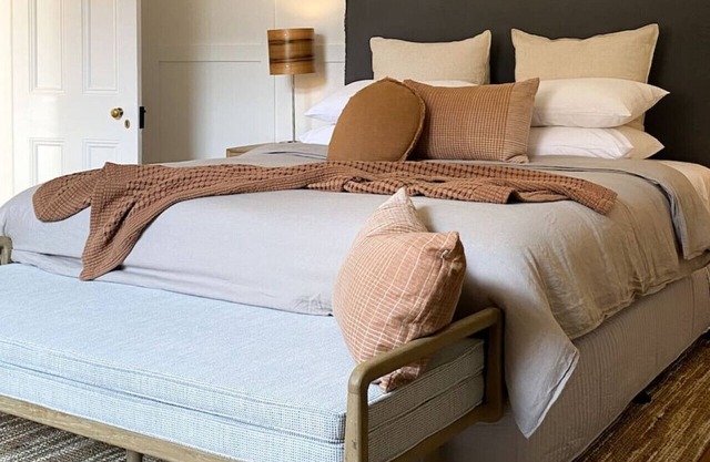 Romantic Getaway with King Bedroom. Parking.