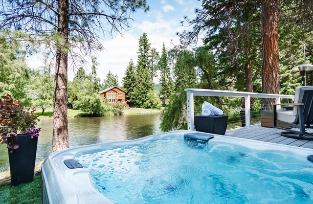 Romantic getaway with hot tub and view! Snuggle inside.Come relax…Enjoy!