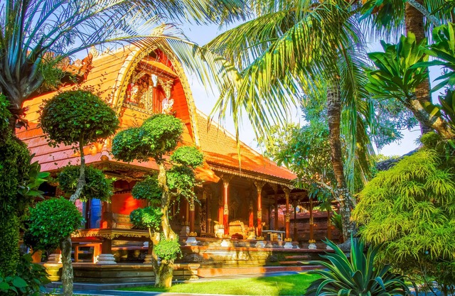 Romantic Guesthouse Gateway In Local village Near Kedungu Beach
