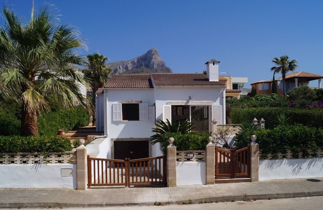 Romantic holiday home by the sea