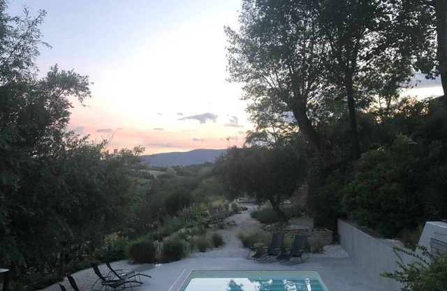 Romantic hideaway with stunning garden and pool hidden gelegenem