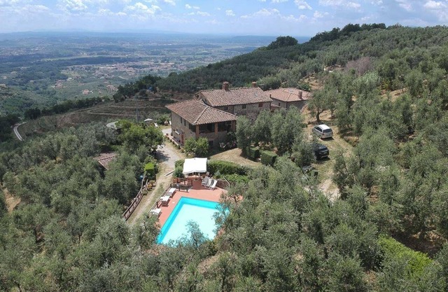 Romantic Holiday Villa, pool Opens from April to October, for 18 people