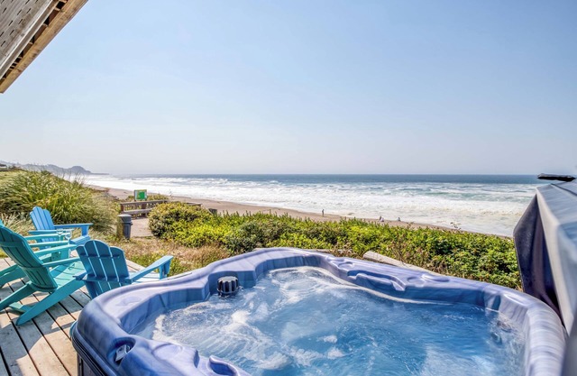 Romantic Hot Tub, Fire Pit, Private Beach Access in This Sweet Oceanfront Haven!
