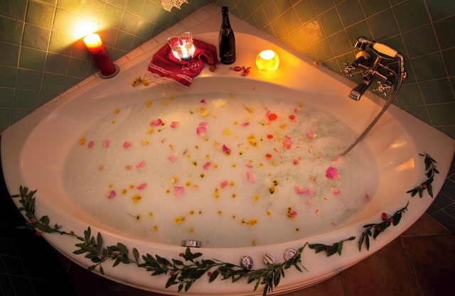 romantic house for 2 people with jacuzzi