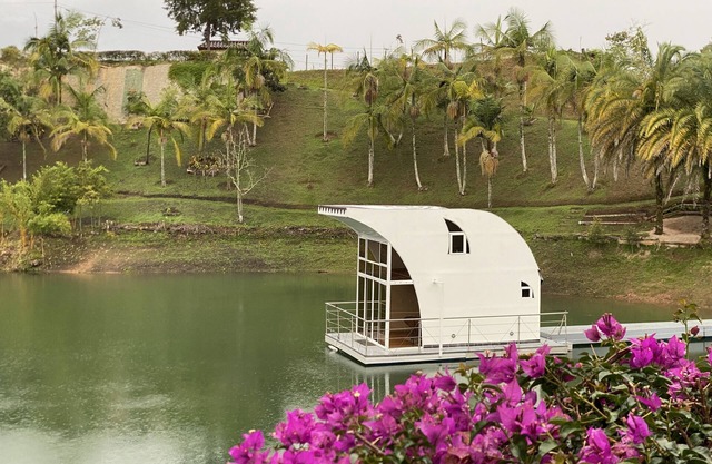 Romantic houseboat in nature and enjoy the simplicity of this quiet accommodatio