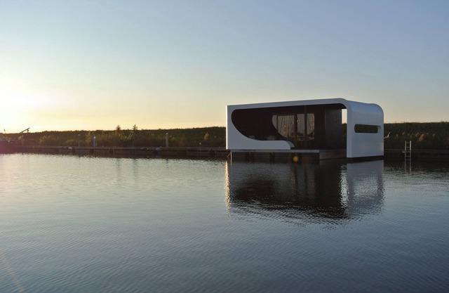 "Romantic houseboat 'TinyFloat' on the IJsselmeer - pure relaxation!"