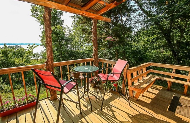 Romantic Innisfree Cottage w/Lakeview & Firepit