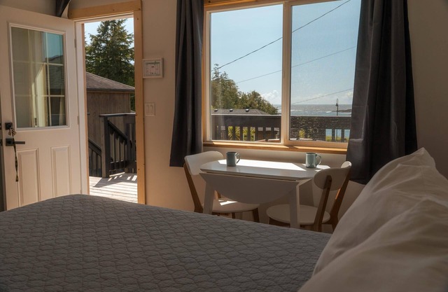Romantic Jacuzzi Cottage/Kitchenette/Deck/Sauna & Cold-Plunge/Beach
