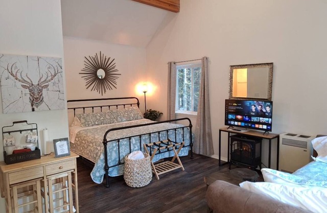 Romantic King Studio Suite - 1 mile to ski