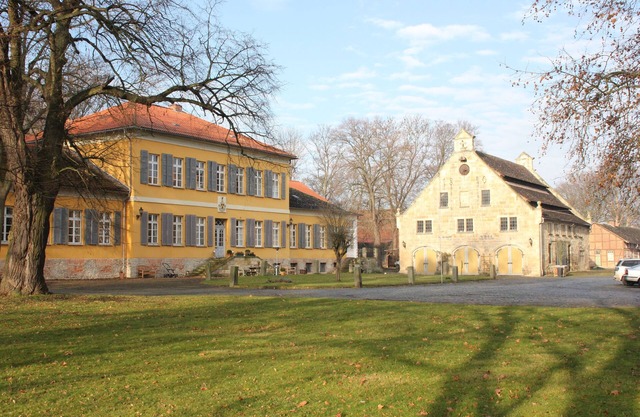 Romantic living in the manor house in the middle of Gut Mahndorf park