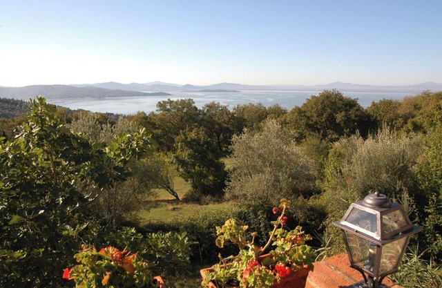 Romantic located vacation flat above the Trasimeno Lake