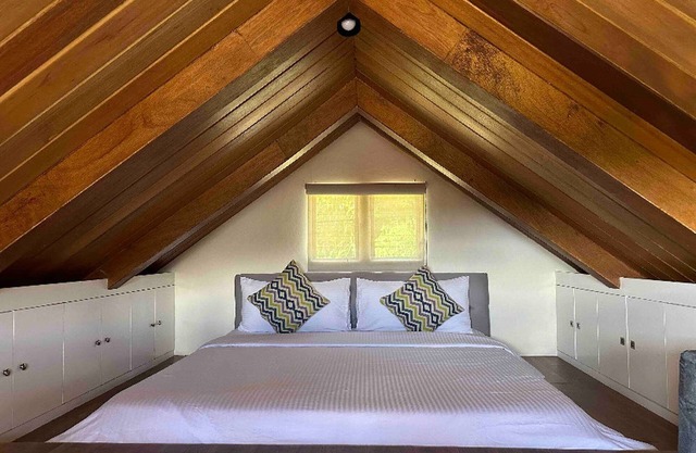Romantic Loft Escape! Cozy Stay + Free Parking
