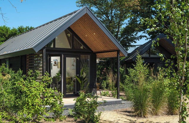 Romantic, luxury accommodation fully furnished with fully equipped kitchen.