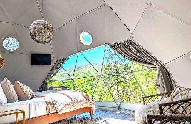 Romantic mountain getaway in Luxury Geodome! HOTTUB!nNatures Dome@SmokyMountain
