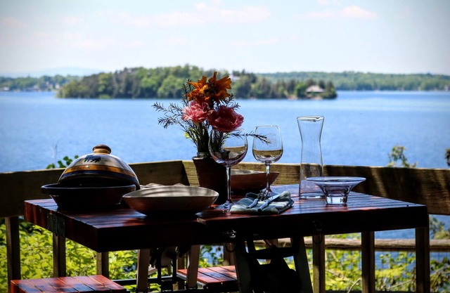 Romantic, peaceful lake facing one bedroom cottage, dog friendly with sauna.