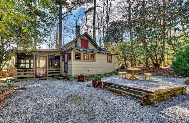 Romantic, Private, Restored,Stone gas fireplace,Glass heated porch,Firepit