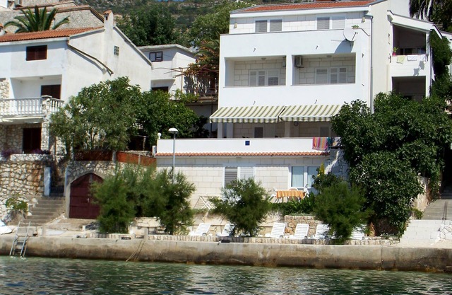 Romantic, quite, seafront apartment, sunbeds, barbecue, all by the sea. For 2p