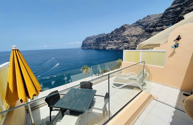 ROMANTIC RETREAT IN PRIME POSITION WITH STUNNING VIEWS TO CLIFFS, MARINA & SEA.