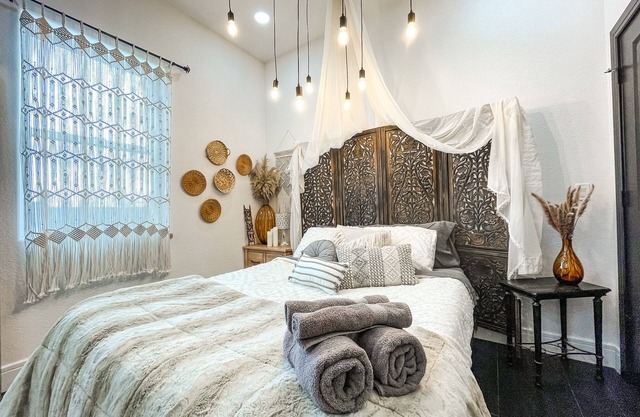 ♥︎Romantic Retreat♥︎Boutique Apt/Hot tub/Fire Pit