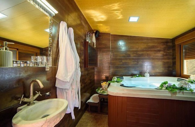 Romantic Rural Cottage with JACUZZI Private for 2 people. C. UPSIDE DOWN