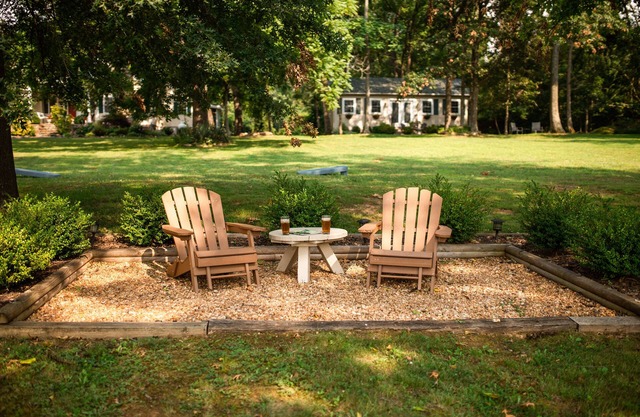 Romantic Shabby Chic Cottage on 5 acre property near wineries and Blue Ridge MTS