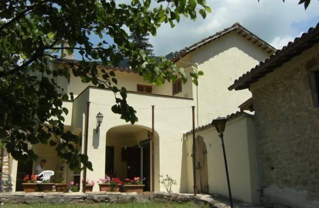Romantic single house in the country with garden and complete equipment