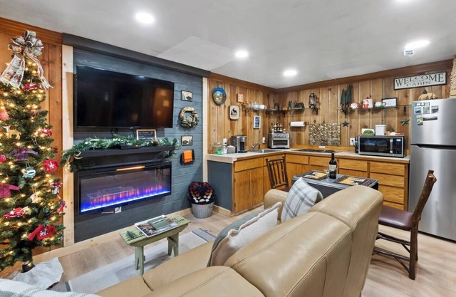 Romantic Small Cabin in the Woods. Fireplace,Hot tub,A/C,Firepit,WiFi, Mt Rainer