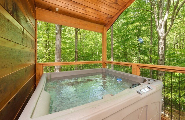 Romantic Smoky Mountain Cabin, w/King Bed, Hot Tub, Easy Access & Fast Wi-Fi