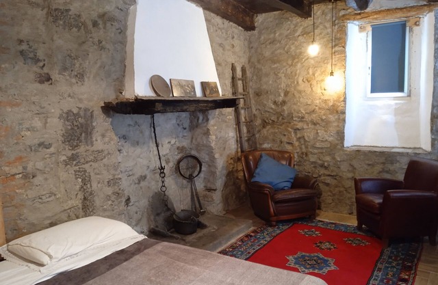 Romantic studio apartment a stone's throw from the lake