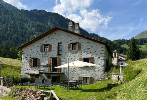 Romantic standalone 5 room cottage in Valposchiavo