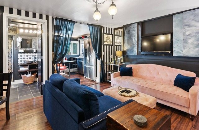 Romantic Stay For Two In Classy Downtown Apartment